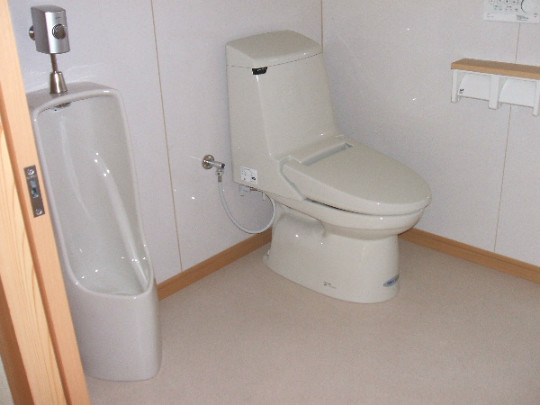【完成】広めのトイレで洋風便器、小便器を配置しました入口も片引きとし、ゆとりの空間ができました。