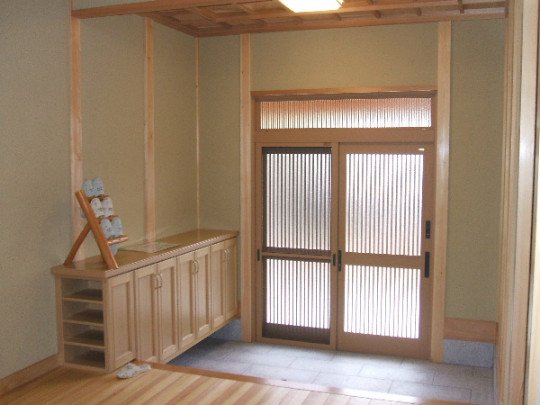 【完成】純和風の玄関です、格子天井、壁はわらじゅうらく塗、玄関を入ると木の香りがお出迎え、框、敷台はケヤキの無垢材です。