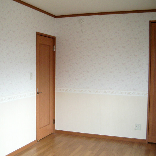 【完成】2階寝室はシンプルで、落ち着いた造りになっています。