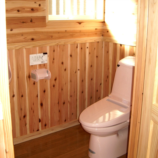 【完成】トイレは自然光を取り入れ、明るく清潔感があります。