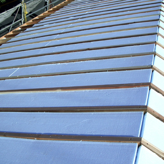 【断熱工事】屋根は断熱材を包むように、発泡ポリスチレンを全面に貼っています。