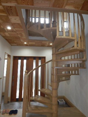 【完成】広々とした明るい玄関の吹抜けにラセン階段がお出迎えをします。