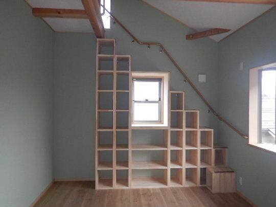 【完成】２階勾配天井にして、壁は一面をすべて収納箱にしロフトに上がる階段にも使えるように工夫もしています。