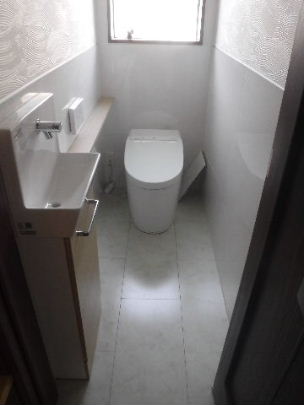 【完成】トイレにも収納庫を設け、手洗いは使いやすさにこだわりました。