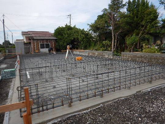 【基礎工事】［地盤調査の結果］地盤改良をしなくてもよい結果がでたため構造計算をしベース（底盤）鉄筋Ｄ13㎜間隔200㎜立上り（壁）鉄筋Ｄ10㎜間隔200㎜としました。