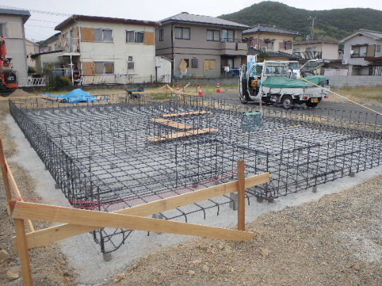 【基礎工事】［地盤調査の結果］地盤改良をしなくてもよい結果がでたので構造計算をしベース（底盤）鉄筋Ｄ13㎜間隔200㎜立上り（壁）鉄筋Ｄ10㎜間隔200㎜としました。